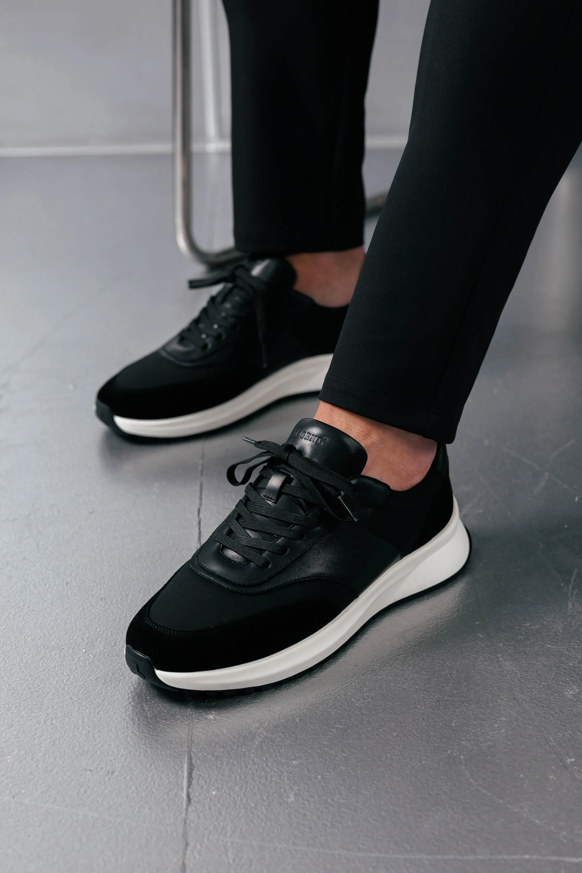 FORMA RUNNER - BLACK AND WHITE - Image 8